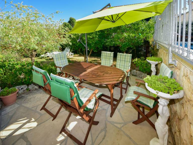 Holiday apartment with terrace, private pool & barbeque — photo 2