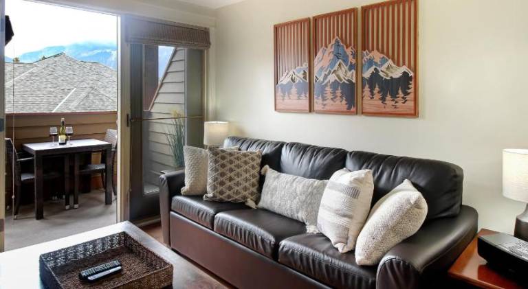 Marvellous Mountain Condo Pool & Hot Tub in Canmore, AB