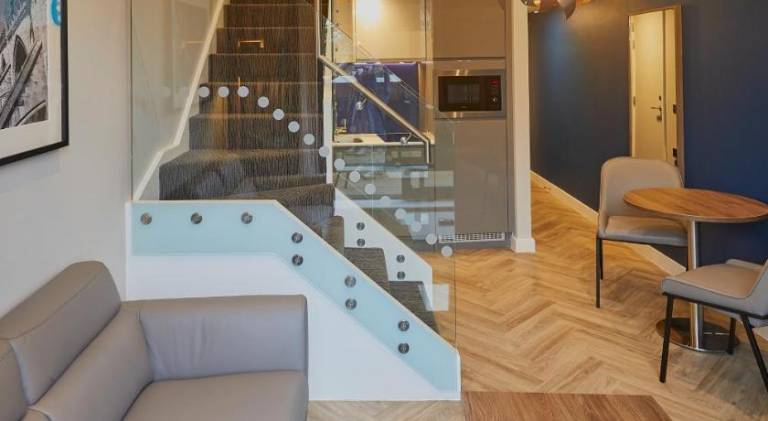 Serviced apartment with patio | Next to Shambles | Perfect for remote work — photo 3