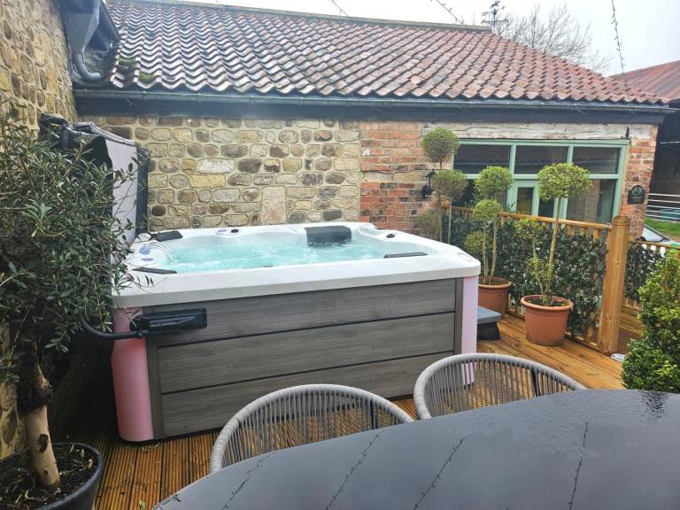 Cottage with grill, hot tub & garden — photo 2