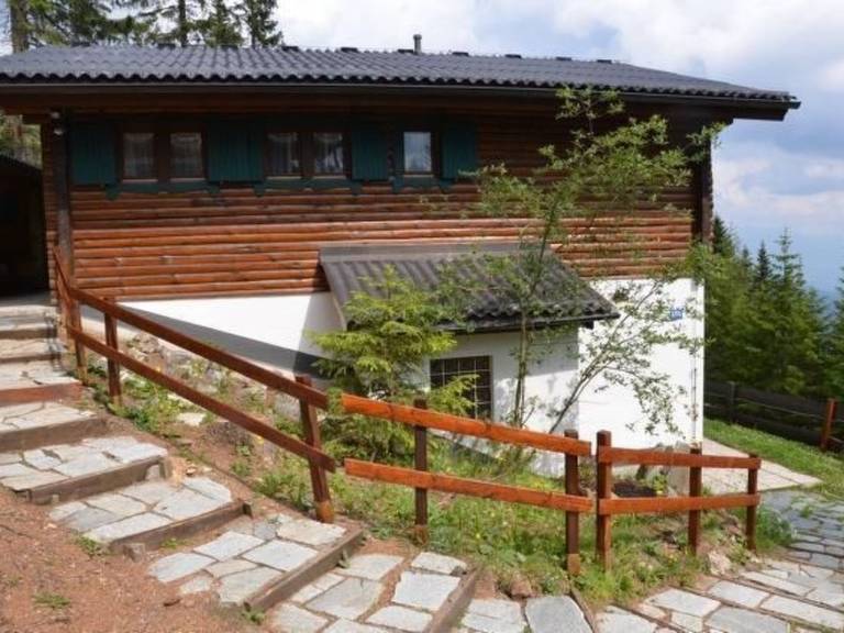Vacation home with yard, patio & grill — photo 5