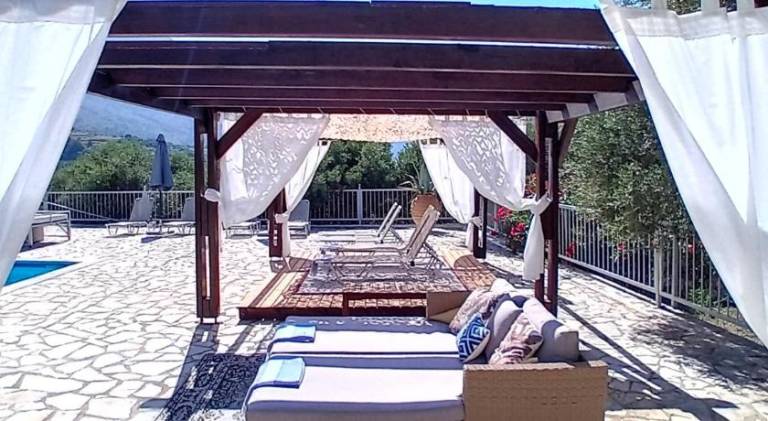 Aloni House - Spacious secluded villa with pool, up to 10 guests — photo 5