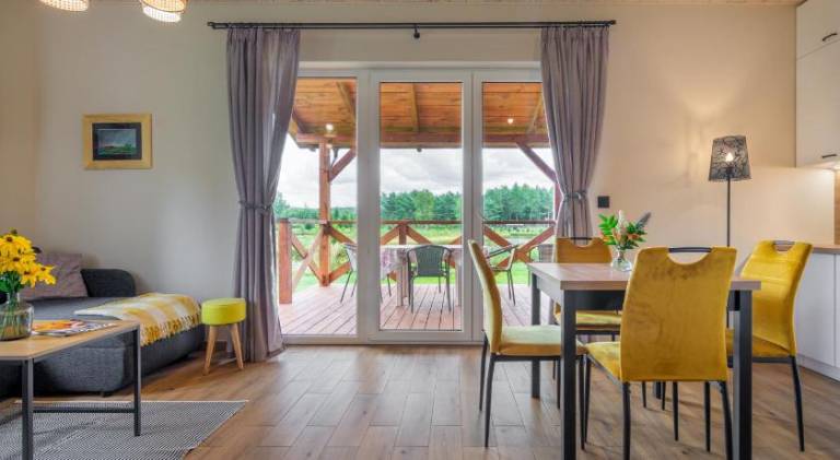 Lodge with terrace & yard | Pets allowed — photo 2
