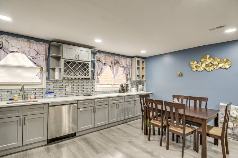 Pet Friendly! NW Philly Rowhouse w/ Fenced Yard! — photo 2