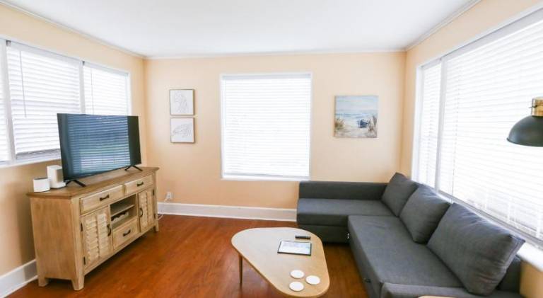 Centrally Located Efficiency One Mile to the Beach! in Jacksonville Beach, FL