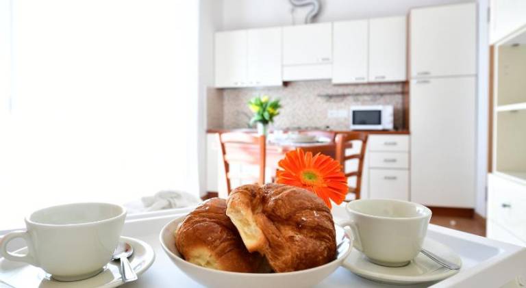 Serviced apartment with garden & patio — photo 4