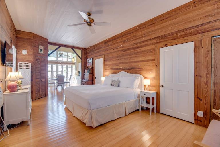 New Rose Petal Petite Suite - Pool Parking in Key West, FL