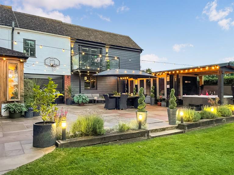 Family-friendly cottage with garden, grill & hot tub | River view | Pets are welcome in Great Yarmouth