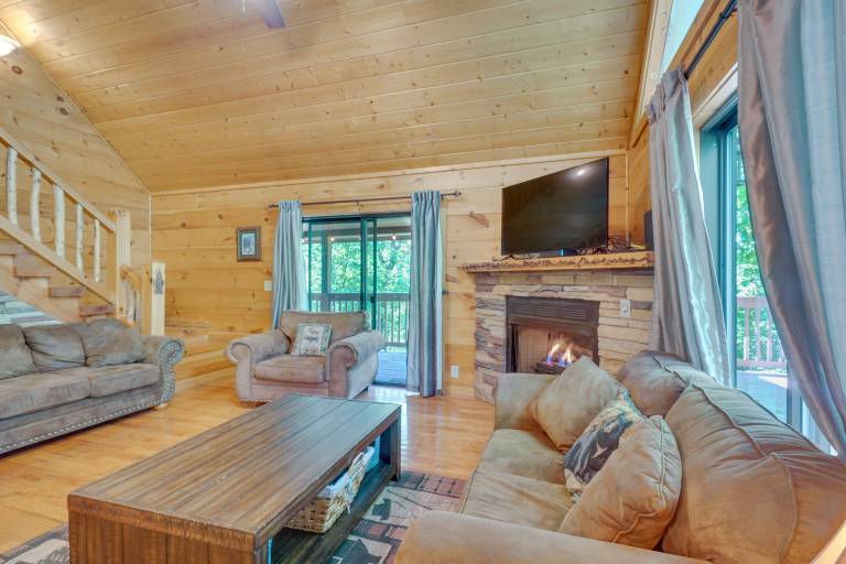 Sevierville Cabin w/ Hot Tub: 5 Mi to Pigeon Forge — photo 4