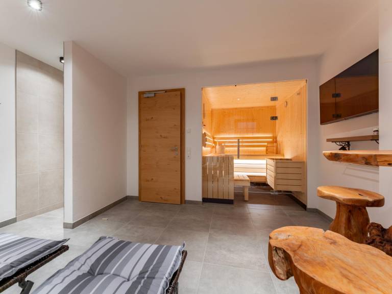 Chalet with patio & sauna — photo 4