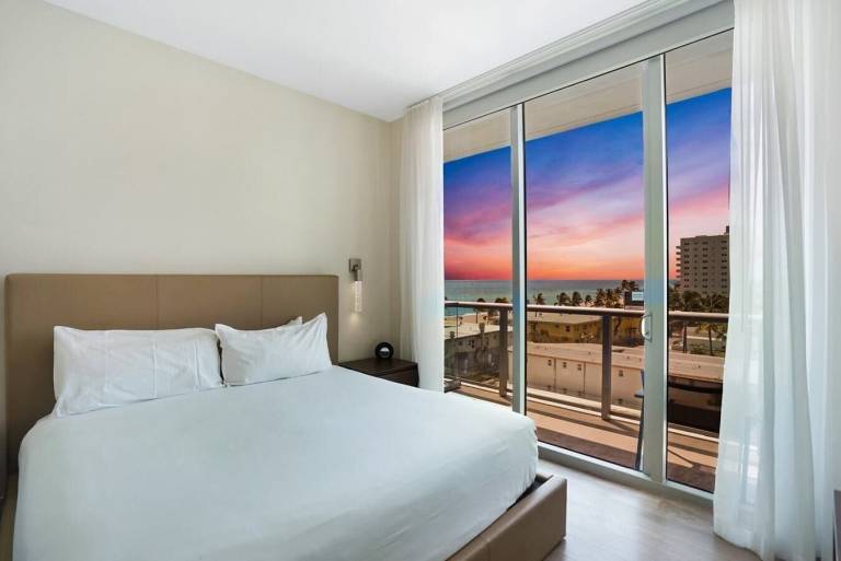 Condo Hollywood