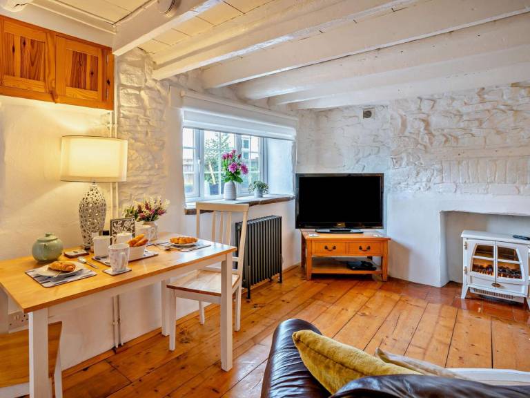 Cottage with garden — photo 4