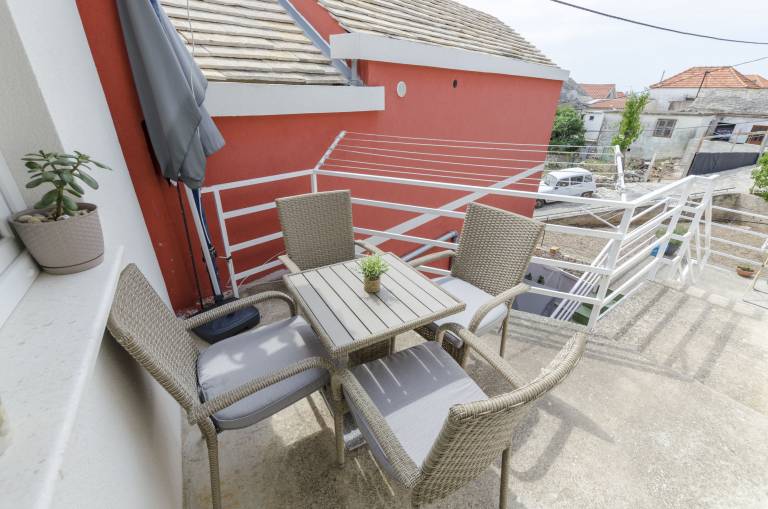 Holiday apartment with patio & barbeque — photo 3