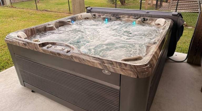 Fully equipped big house with hot tub, yard & grill | Pet-friendly in Jamaica, TX