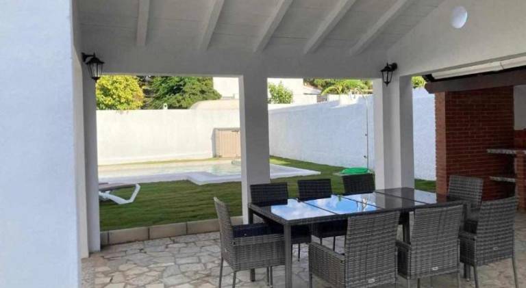 Vacation home with pool — photo 5