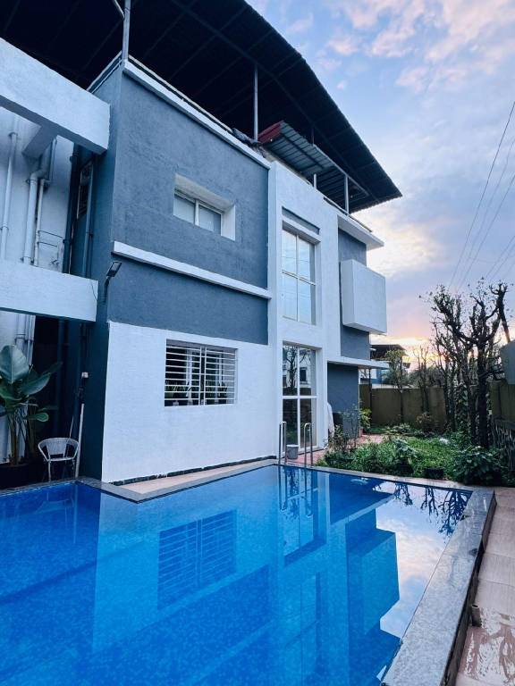 House with garden, pool & patio in Khandala
