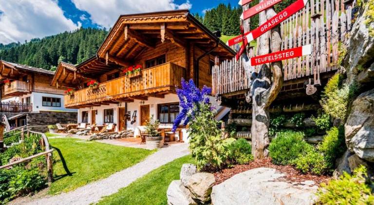 Chalet with jacuzzi & pool — photo 4