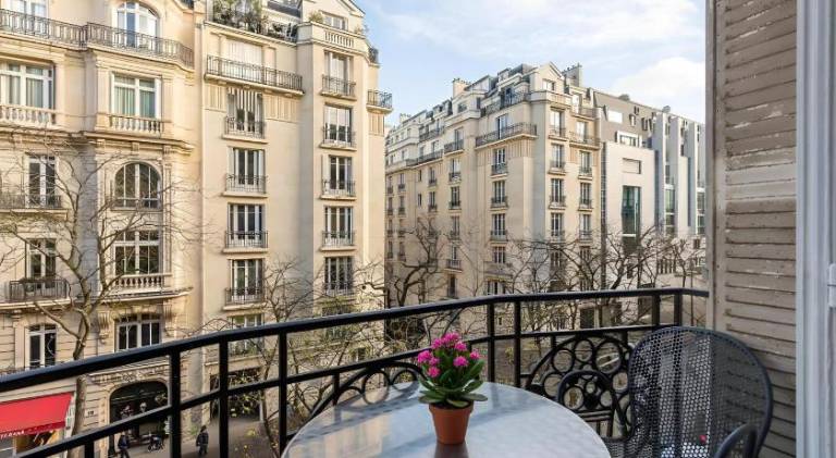 Fully equipped beautiful holiday apartment with hot tub & terrace | Near Arc de Triomphe | Good for workation | Pets are welcome — photo 4