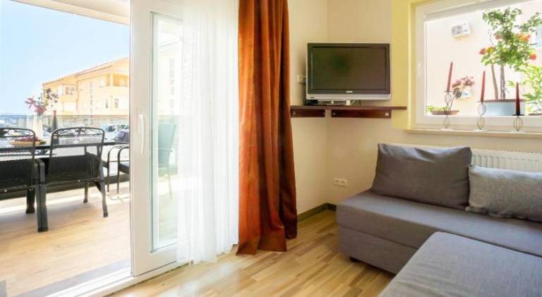 Apartment with grill & patio | Pets are welcome in Senj