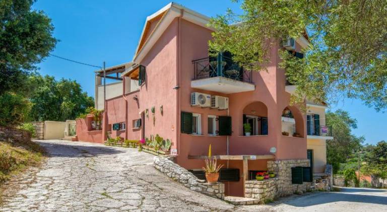 Charming rental apartment with terrace & private pool | Pets allowed — photo 4