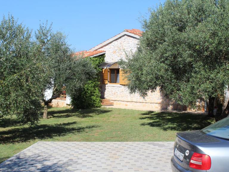 Vacation home with garden, terrace & barbecue — photo 4