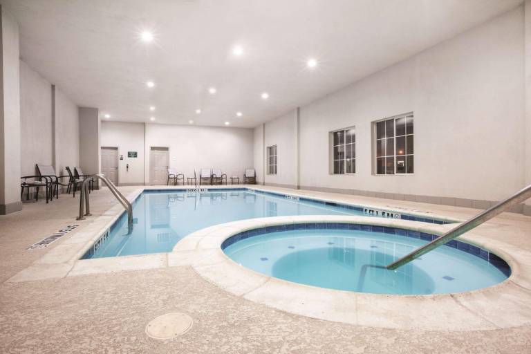 La Quinta Inn & Suites by Wyndham Mansfield TX — photo 4
