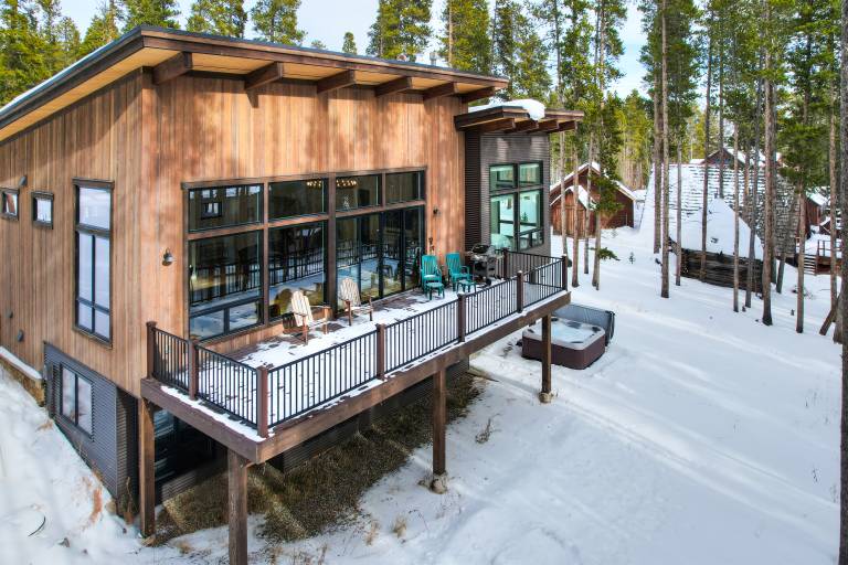 Breck Mountain Modern Hot Tub 2 Kings Pets EV Charger Sleeps 10 — photo 3