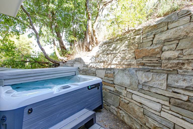 Walk to Main Street with Hot Tub, Fire pit & BBQ! — photo 4