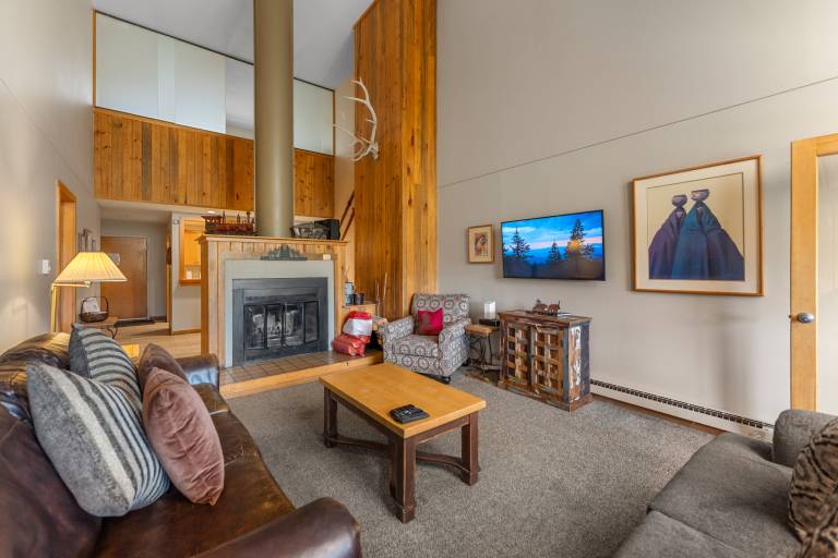 Serene Condo Surrounded by Nature, 5-Min Drive to Ski Village. PET FRIENDLY! in Keystone, CO