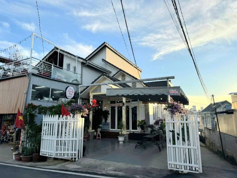 Vacation home with BBQ, hot tub & garden | Perfect for remote work in Da Lat