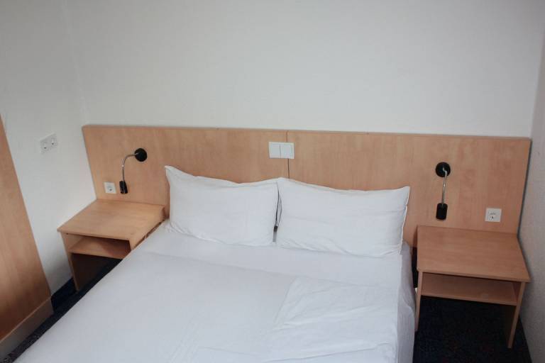 Komfortables und vielseitiges Zimmer–Perfekt für Erholung, Arbeit und Austausch — photo 2