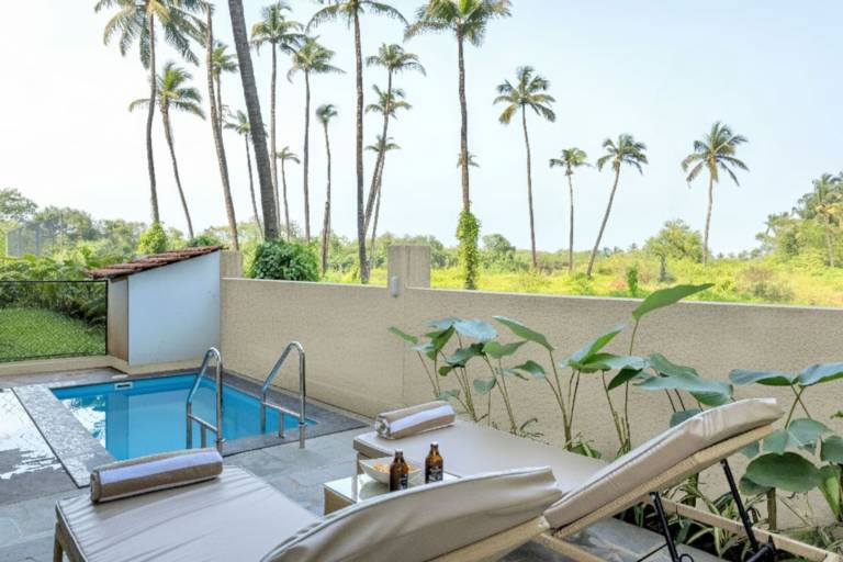 Modern 2BHK w Private Plunge Pool & Lawn Siolim