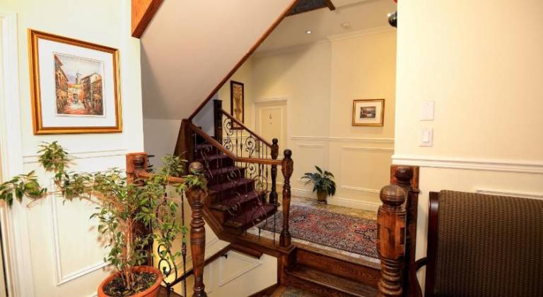Family-friendly serviced apartment with patio | Pets allowed — photo 3