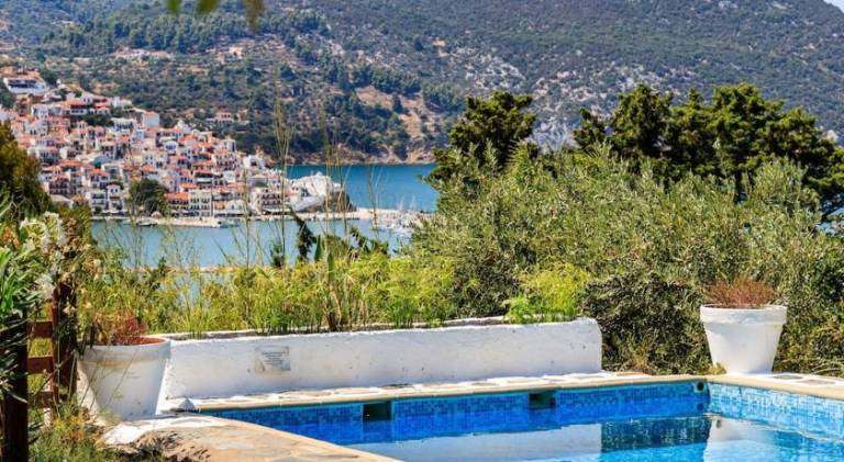 Villa with terrace, hot tub & private pool | Good for workation | Pets allowed in Skopelos