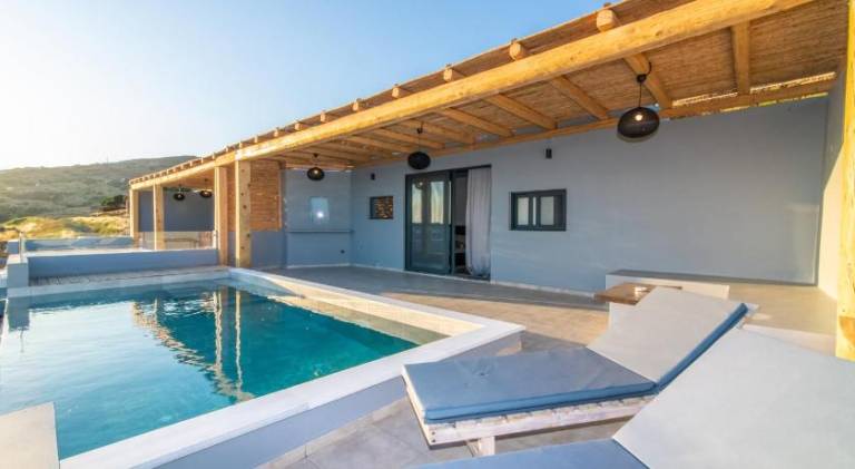 Villa with yard, pool & terrace in Tinos