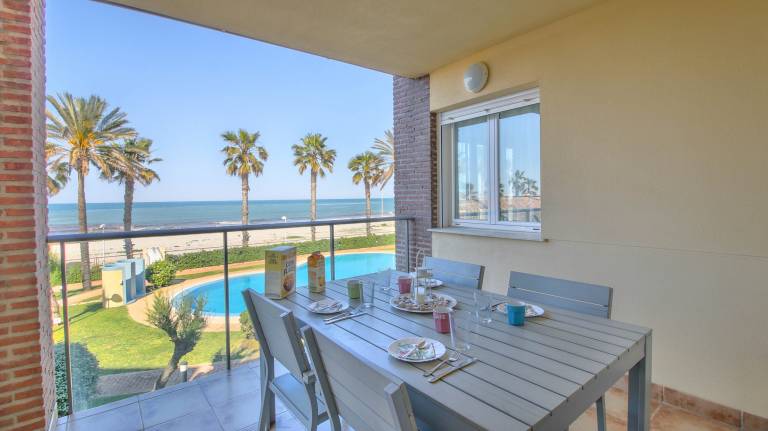 Holiday apartment with garden, pool & patio — photo 2