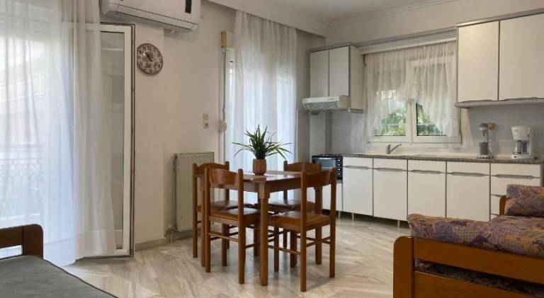 Beautiful rental apartment with yard & patio | Close to the beach | Perfect for remote work | Dogs allowed — photo 3