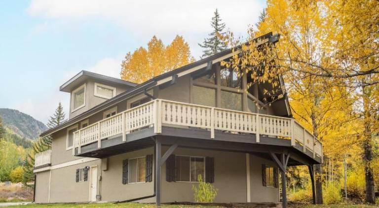 Bighorn by AvantStay Spacious Ski Cabin w Sprawling Porch Views Hot Tub — photo 4