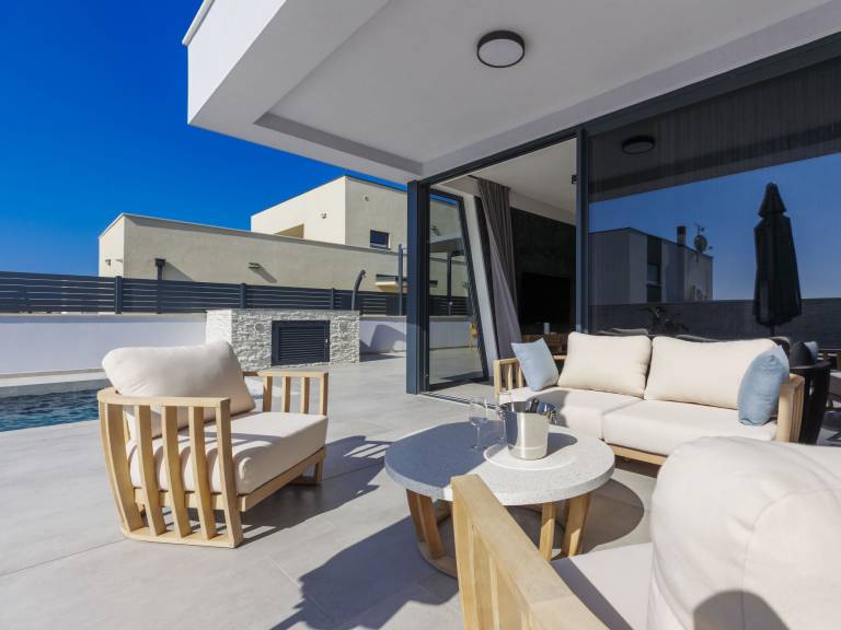 Vacation home with jacuzzi, BBQ & private pool | Nature view — photo 2
