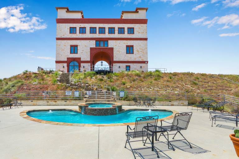 Arc de Texas - Napoleon Suite in Blanco, TX