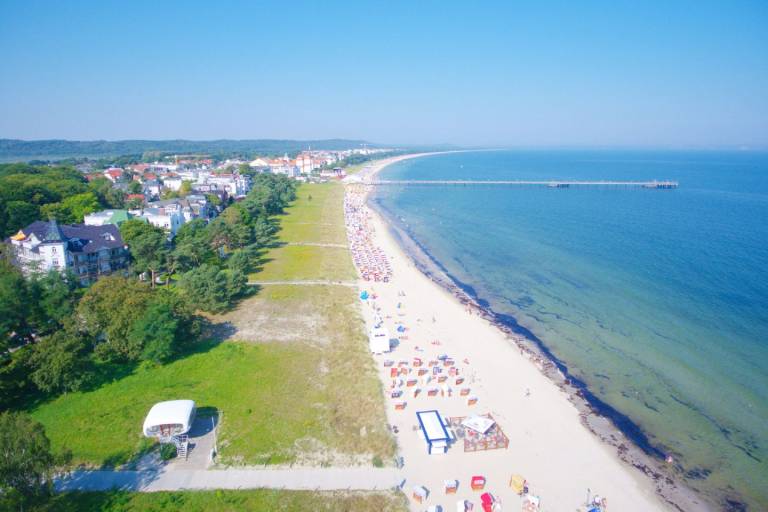 direkt an der Strandpromenade, Balkon mit Meerblick - Aparthotel Ostsee FeWo 31 — photo 2