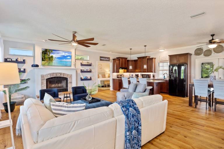 Beach Cottage 3 Bed 2 Bath Heated Pool Free Golf Cart bring your Boat RV Private 1AC lot — photo 4