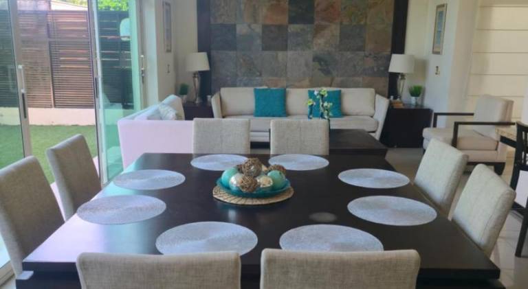 Vacation home with pool — photo 4