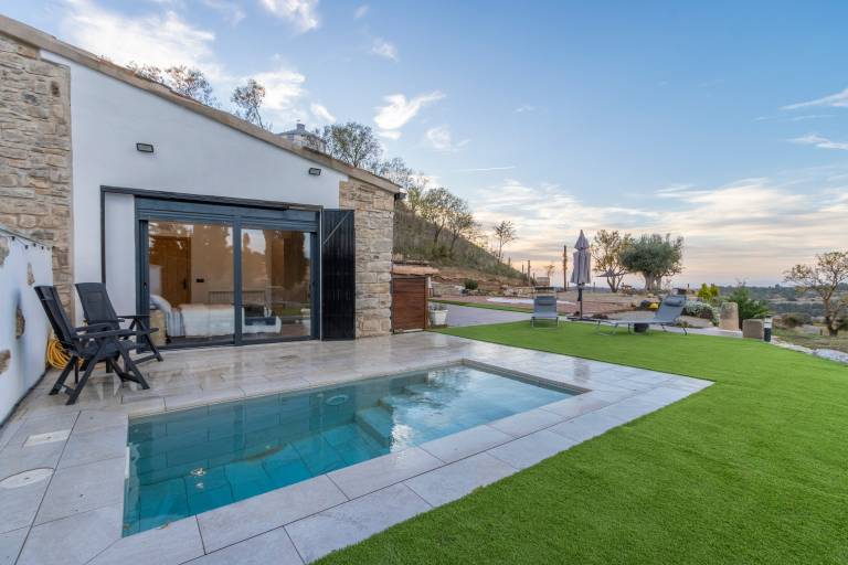 Cantó El Sech: Tourist Home with Pool and Private Enclosed Grounds in Lleida