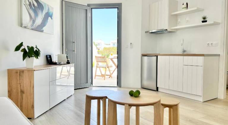 Serviced apartment with patio — photo 2