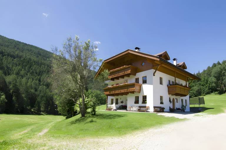 Apartment with terrace | Garden view in Terento
