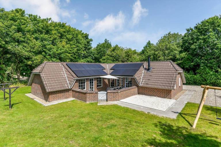 Vacation home with jacuzzi, terrace & grill in Oksbol