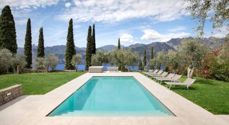 Villa with pool & hot tub — photo 3