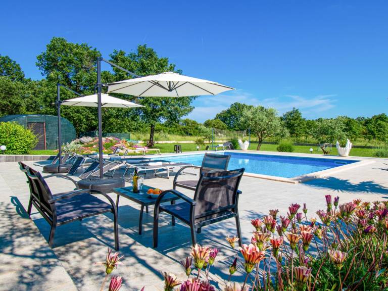 Fully equipped beautiful vacation home with patio, private pool & yard | Pets are welcome — photo 3
