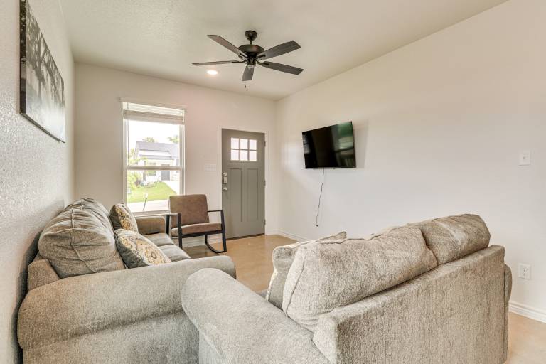 2 Mi to Dtwn Dining! Pet-Friendly Temple Townhome — photo 4